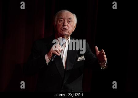 LONDON, ENGLAND: Jimmy Tarbuck performs at the London Palladium opening for Barry Manilow at his last ever UK performance. Featuring: Jimmy Tarbuck Where: London, United Kingdom When: 09 Jun 2024 Credit: Neil Lupin/WENN Stock Photo