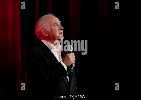 LONDON, ENGLAND: Jimmy Tarbuck performs at the London Palladium opening for Barry Manilow at his last ever UK performance. Featuring: Jimmy Tarbuck Where: London, United Kingdom When: 09 Jun 2024 Credit: Neil Lupin/WENN Stock Photo