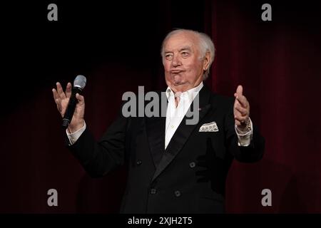 LONDON, ENGLAND: Jimmy Tarbuck performs at the London Palladium opening for Barry Manilow at his last ever UK performance. Featuring: Jimmy Tarbuck Where: London, United Kingdom When: 09 Jun 2024 Credit: Neil Lupin/WENN Stock Photo