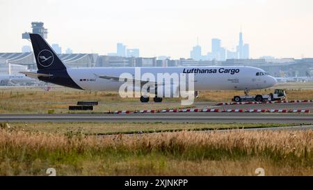 Ein Flugzeug der Fluggesellschaft Lufthansa Cargo Lufthansa CityLine, Airbus A321-211P2F, Kennung D-AEUJ auf dem Flughafen Frankfurt a.M. mit einem Pusher. Flughafen Frankfurt a.M. am 19.07.2024 in Frankfurt a.M./Deutschland. *** An airplane of the airline Lufthansa Cargo Lufthansa CityLine , Airbus A321 211 P2F , registration D AEUJ at Frankfurt a M airport with a pusher Frankfurt a M airport on 19 07 2024 in Frankfurt a M Germany Stock Photo