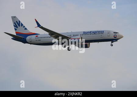 Ein Flugzeug der Fluggesellschaft SunExpress, Boeing 737-8 MAX, Kennung TC-SMA im Landeanflug auf den Flughafen Frankfurt a.M. Flughafen Frankfurt a.M. am 19.07.2024 in Frankfurt a.M./Deutschland. *** An aircraft of the airline SunExpress, Boeing 737 8 MAX, registration TC SMA approaching Frankfurt a M Airport Frankfurt a M Airport Frankfurt a M on 19 07 2024 in Frankfurt a M Germany Stock Photo