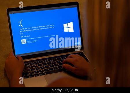 Zagreb, Croatia. 19th July, 2024. Photo taken on July 19, 2024. in Zagreb, Croatia shows a blue error screen, also known as the 'Blue Screen of Death' (BSOD) on a laptop screen. Millions of Windows users across the globe today experienced the Blue Screen of Death (BSOD) error which caused the system to suddenly shut down or restart. Photo: Igor Kralj/PIXSELL Credit: Pixsell/Alamy Live News Stock Photo