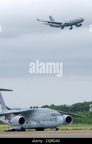 Ein Airbus A330 MRTT Tankflugzeug der multinationalen NATO MRTT Flotte und japanisches Kawaski C-2 Transportflugzeug bei der Ankunft auf der JASDF Chitose Air Base zur bisher größten gemeinsamen Luftstreitkraftübung Pacific Skies 24 . Der Luftwaffebstützpunkt ist der Hauptstützpunkt der Japan Air Self-Defence Force in Nordjapan und hat die Aufgabe, Japans Seegrenzen zu Russland zu überwachen. Chitose, 19.07.2024 *** An Airbus A330 MRTT tanker aircraft of the multinational NATO MRTT fleet and Japanese Kawaski C 2 transport aircraft arriving at JASDF Chitose Air Base for the largest joint air fo Stock Photo