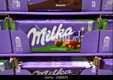 Milka Schokolade, Haselnuss bzw ganze Haselnüsse - vom US-amerikanischen Nahrungsmittelkonzerns Mondelez International *** Milka chocolate, hazelnut or whole hazelnuts from the US food company Mondelez International Stock Photo