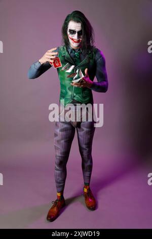 GEEK ART - Bodypainting and Transformaking: Joker meets Riddler Photoshooting mit Patrick Kiel als Joker im Atelier Düsterwald in Hameln. - Ein Projekt des Fotografen Tschiponnique Skupin und des Bodypainters und Transformakers Enrico Lein *** GEEK ART Bodypainting and Transformaking Joker meets Riddler Photoshooting with Patrick Kiel as Joker in the Atelier Düsterwald in Hameln A project by photographer Tschiponnique Skupin and bodypainter and transformaker Enrico Lein Foto:xT.xSkupinx/xFuturexImagex geek art 4719 Stock Photo