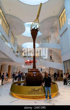 Lindt Machine Tourists explore the Lindt Chocolate Factory, Kilchberg, Switzerland ...