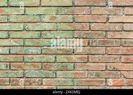 Detalle de una vieja pared hecha con ladrillos con restos de pintura, fondo textura Stock Photo