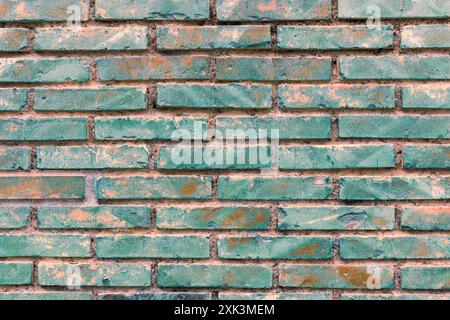 Detalle de una vieja pared hecha con ladrillos con restos de pintura, fondo textura Stock Photo