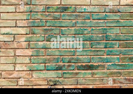 Detalle de una vieja pared hecha con ladrillos con restos de pintura, fondo textura Stock Photo