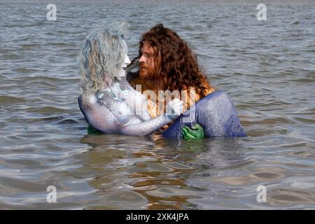 GEEK ART - Bodypainting and Transformaking: Aquaman and mermaid photoshoot with Grave Artist and Janina at the Jadebusen in Wilhelmshaven. - A project by photographer Tschiponnique Skupin and bodypainter Enrico Lein Stock Photo