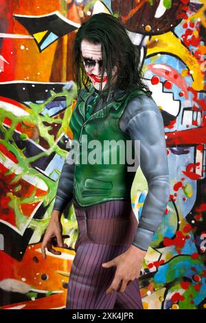 GEEK ART - Bodypainting and Transformaking: Joker meets Riddler photoshoot with Patrick Kiel as Joker in the Atelier Düsterwald in Hameln. - A project by the photographer Tschiponnique Skupin and the bodypainter  Enrico Lein Stock Photo