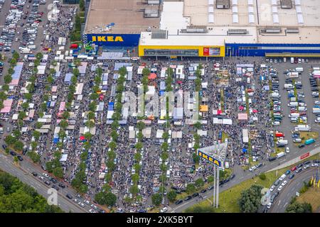 Luftbild, Duisburg-Nord, Trödelmarkt auf dem Ikea Möbelmarkt Parkplatz, Flohmarkt Marktstände, Beeck, Duisburg, Ruhrgebiet, Nordrhein-Westfalen, Deutschland ACHTUNGxMINDESTHONORARx60xEURO *** Aerial view, Duisburg North, flea market on the Ikea furniture market parking lot, flea market market stalls, Beeck, Duisburg, Ruhr area, North Rhine-Westphalia, Germany ACHTUNGxMINDESTHONORARx60xEURO Stock Photo