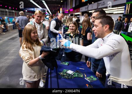 London, Royaume Uni. 21st July, 2024. Fans during the 2024 Hankook London ePrix, 10th meeting of the 2023-24 ABB FIA Formula E World Championship, on the ExCeL London from June 18 to 21, 2024 in London, United Kingdom - Photo Javier Jimenez/DPPI Credit: DPPI Media/Alamy Live News Stock Photo