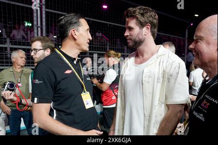 CAPTION CORRECTION CORRECTING NAME FROM CHRIS TO LIAM HEMSWORTH Jaguar TCS Racing's team principal James Barclay (left) speaks with Liam Hemsworth on day two of the 2024 Hankook London E-Prix at the ExCel Circuit, London on day two of the 2024 Hankook London E-Prix at the ExCel Circuit, London. Picture date: Sunday July 21, 2024. Stock Photo