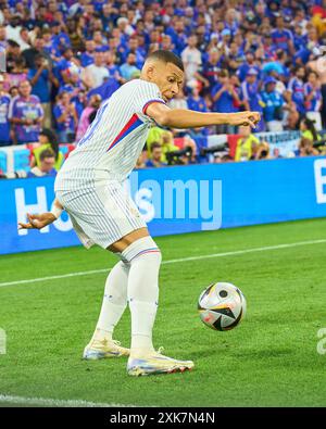 Mbappé’s response to the defensive wall Mbappé’s response to the defensive wall