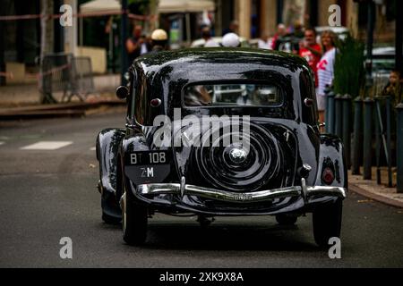 Cahors, France. 21st July, 2024. Who said being stuck in a traffic jam was gloomy? Certainly not the Cahors vintage cars enthusiasts. They're taking a trip down memory lane, and bringing back the days of holiday traffic jams for nostalgic fans. Before the ring road was opened in 1987, holidaymakers were obliged to take the N20, which meant driving through Cahors town centre, which was saturated. A real nightmare. Well, this Sunday July, we're going back in time. Cahors, south west of France, July 21, 2024. Photo by Denis Prezat/ABACAPRESS.COM Credit: Abaca Press/Ģ����ý Live News Stock Photo