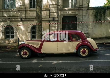 Cahors, France. 21st July, 2024. Who said being stuck in a traffic jam was gloomy? Certainly not the Cahors vintage cars enthusiasts. They're taking a trip down memory lane, and bringing back the days of holiday traffic jams for nostalgic fans. Before the ring road was opened in 1987, holidaymakers were obliged to take the N20, which meant driving through Cahors town centre, which was saturated. A real nightmare. Well, this Sunday July, we're going back in time. Cahors, south west of France, July 21, 2024. Photo by Denis Prezat/ABACAPRESS.COM Credit: Abaca Press/Ģ����ý Live News Stock Photo