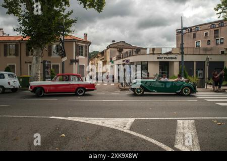Cahors, France. 21st July, 2024. Who said being stuck in a traffic jam was gloomy? Certainly not the Cahors vintage cars enthusiasts. They're taking a trip down memory lane, and bringing back the days of holiday traffic jams for nostalgic fans. Before the ring road was opened in 1987, holidaymakers were obliged to take the N20, which meant driving through Cahors town centre, which was saturated. A real nightmare. Well, this Sunday July, we're going back in time. Cahors, south west of France, July 21, 2024. Photo by Denis Prezat/ABACAPRESS.COM Credit: Abaca Press/Ģ����ý Live News Stock Photo