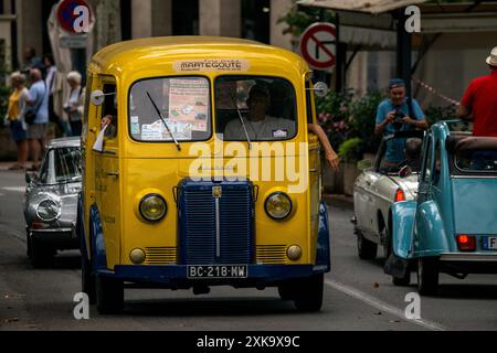 Cahors, France. 21st July, 2024. Who said being stuck in a traffic jam was gloomy? Certainly not the Cahors vintage cars enthusiasts. They're taking a trip down memory lane, and bringing back the days of holiday traffic jams for nostalgic fans. Before the ring road was opened in 1987, holidaymakers were obliged to take the N20, which meant driving through Cahors town centre, which was saturated. A real nightmare. Well, this Sunday July, we're going back in time. Cahors, south west of France, July 21, 2024. Photo by Denis Prezat/ABACAPRESS.COM Credit: Abaca Press/Ģ����ý Live News Stock Photo
