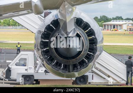 Dreamliner 787 general electric engine and wing viewed from passenger ...