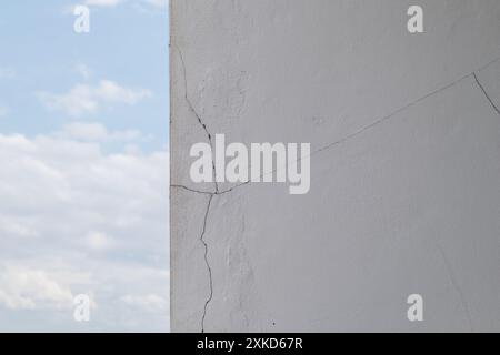 High-rise building structure wall cracks due to non-standard construction and earthquakes, causing structural problems and cracks in the walls, and wa Stock Photo