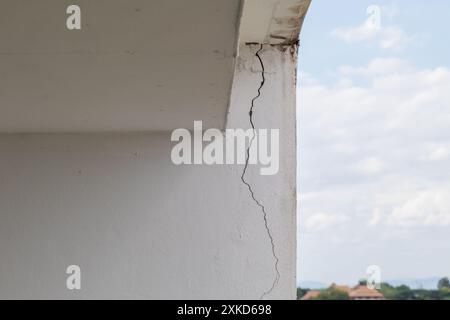 High-rise building structure wall cracks due to non-standard construction and earthquakes, causing structural problems and cracks in the walls, and wa Stock Photo