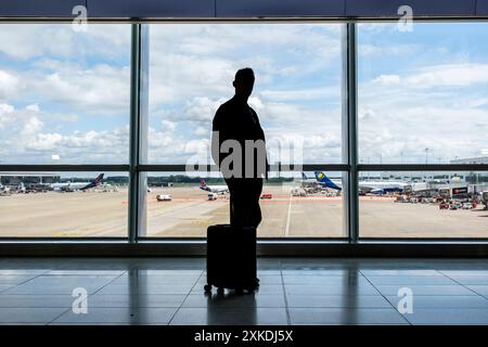 Brussels airlines corridor d'acces et vue sur le tarmac avec les avions parques |  Access to the airplane hall  et view on the tracks with the airplan Stock Photo