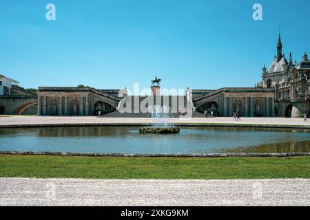 château de chantilly avec ses jardin et ses statues extérieures Stock Photo