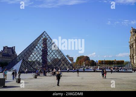 Paris, France. 20th Oct, 2022. Paris, France, October 20th 2022: I. M. Pei pyramid (Ieoh Ming Pei) in the center of Napoleon Courtyard next to the Louvre museum in the city of Paris, France. (Daniela J. Porcelli/SPP) Credit: SPP Sport Press Photo. /Alamy Live News Stock Photo