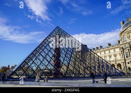 Paris, France. 20th Oct, 2022. Paris, France, October 20th 2022: I. M. Pei pyramid (Ieoh Ming Pei) in Napoleon Courtyard center and next to the Louvre Museum in the city of Paris, France. (Daniela J. Porcelli/SPP) Credit: SPP Sport Press Photo. /Alamy Live News Stock Photo