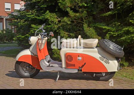 09.08.2014 Motorroller Typ Berlin Deutschland/ Sachsen Anhalt/ Altmark/ Altmarkkreis Salzwedel/ Stadt Klötze/ Ortsteil Kunrau/ Motorroller Berlin/ Baujahr 1962 *** 09 08 2014 Motor scooter type Berlin Germany Saxony Anhalt Altmark Altmarkkreis Salzwedel town Klötze district Kunrau motor scooter Berlin year of manufacture 1962 Stock Photo