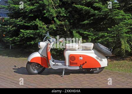 09.08.2014 Motorroller Typ Berlin Deutschland/ Sachsen Anhalt/ Altmark/ Altmarkkreis Salzwedel/ Stadt Klötze/ Ortsteil Kunrau/ Motorroller Berlin/ Baujahr 1962 *** 09 08 2014 Motor scooter type Berlin Germany Saxony Anhalt Altmark Altmarkkreis Salzwedel town Klötze district Kunrau motor scooter Berlin year of manufacture 1962 Stock Photo