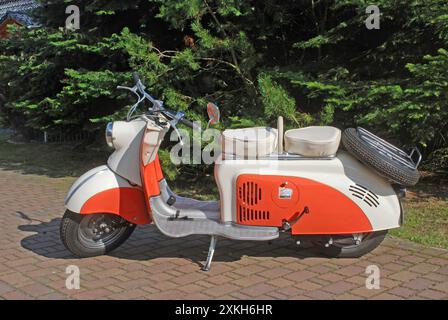 09.08.2014 Motorroller Typ Berlin Deutschland/ Sachsen Anhalt/ Altmark/ Altmarkkreis Salzwedel/ Stadt Klötze/ Ortsteil Kunrau/ Motorroller Berlin/ Baujahr 1962 *** 09 08 2014 Motor scooter type Berlin Germany Saxony Anhalt Altmark Altmarkkreis Salzwedel town Klötze district Kunrau motor scooter Berlin year of manufacture 1962 Stock Photo