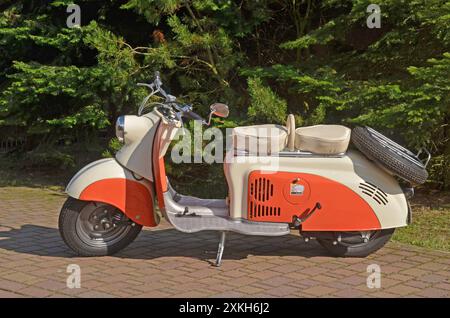 09.08.2014 Motorroller Typ Berlin Deutschland/ Sachsen Anhalt/ Altmark/ Altmarkkreis Salzwedel/ Stadt Klötze/ Ortsteil Kunrau/ Motorroller Berlin/ Baujahr 1962 *** 09 08 2014 Motor scooter type Berlin Germany Saxony Anhalt Altmark Altmarkkreis Salzwedel town Klötze district Kunrau motor scooter Berlin year of manufacture 1962 Stock Photo