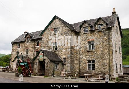 The Drovers' Inn, Inverarnan, Loch Lomond, Scotland. A three hundred year old drovers' inn in Loch Lomond and the Trossachs National Park and on the r Stock Photo