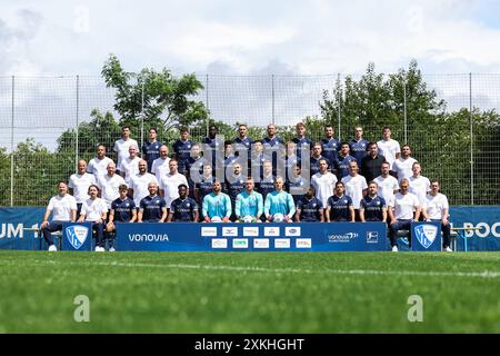 23.07.2024, Fussball, Saison 2024/2025, 1. Bundesliga, Porträttermin, Mannschaftsfoto VfL Bochum, 4. Reihe, von links nach rechts Niklas Honnete Videoanalyst, Tim Oermann, Moritz Broschinski, Ibrahima Sissoko, Ivan Ordets, Philipp Hofmann, Mats Pannewig, Erhan MaÅoviÄ, Noah Loosli, Robin Mehring Videoanalyst 3. Reihe, von links nach rechts Dennis Sarteh Physiotherapeut, Marius Kirmse Ernährungsberatung, Maik Liesbrock Leitung Physiotherapie & Reha, Gerrit Holtmann, Bernardo, Anthony Losilla, Lennart Koerdt, Lukas Daschner, Mohammed Tolba, Marc Lettau Sportdirektor, Hannes Hahn Teammanager 2. R Stock Photo