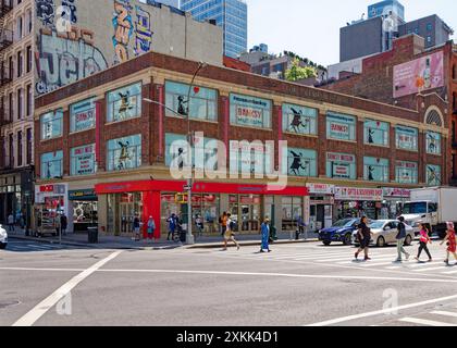 NYC Chinatown: Oltarsh Building, a three-story commercial structure at Canal and Lafayette Streets, houses Banksy Museum above ground floor shops. Stock Photo