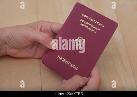 Hand hält einen deutschen Reisepass *** Hand holding a German passport Nordrhein-Westfalen Deutschland, Germany GMS16588 Stock Photo