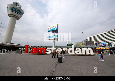 18.06.2023, Netherlands, North Holland, Amsterdam - Passengers in front of the slogan I amsterdam outside Amsterdam Airport Schiphol (AMS). 00A230618D Stock Photo