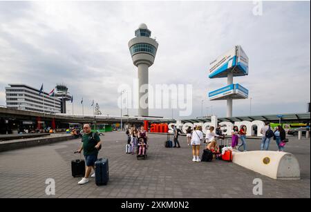 18.06.2023, Netherlands, North Holland, Amsterdam - Passengers in front of the slogan I amsterdam outside Amsterdam Airport Schiphol (AMS). 00A230618D Stock Photo