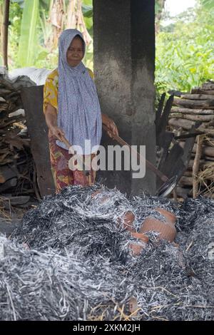 13.11.2023, Indonesia, Lombok, Banyumulek - Woman doing traditional pottery. 00S231113D419CAROEX.JPG [MODEL RELEASE: NO, PROPERTY RELEASE: NO (c) caro Stock Photo