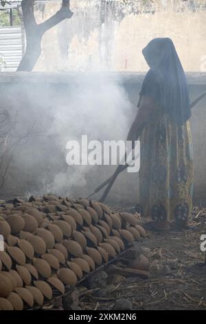 13.11.2023, Indonesia, Lombok, Banyumulek - Woman doing traditional pottery. 00S231113D420CAROEX.JPG [MODEL RELEASE: NO, PROPERTY RELEASE: NO (c) caro Stock Photo