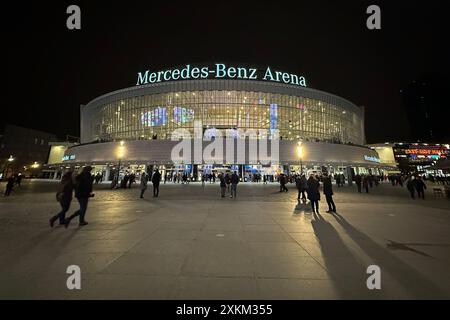 17.02.2024, Germany, , Berlin - People at night in front of the Mercedes-Benz Arena. 00S240217D672CAROEX.JPG [MODEL RELEASE: NO, PROPERTY RELEASE: NO Stock Photo