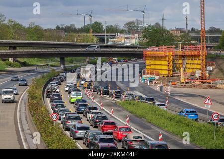 21.04.2024, Germany, North Rhine-Westphalia, Duisburg - Traffic jam on the A40 motorway at the Kaiserberg junction. The busy area with the A40 and A3 Stock Photo