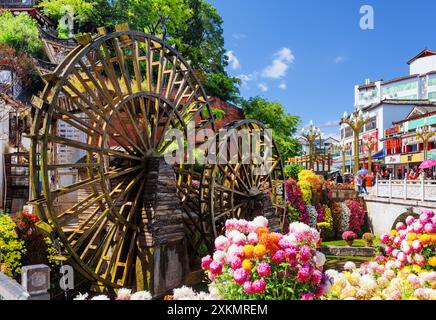 Ornamental water mills and flowers, the Old Town of Lijiang Stock Photo