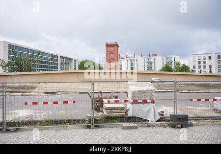 Berlin Einheitsdenkmal Baustopp Baustelle des Freiheits- und Einheitsdenkmal auf der Schlossfreiheit vor dem Nachbau des ehemaligen Stadtschloss in Berlin-Mitte. Der Bau wurde von den Abgeordneten des Deutschen Bundestag am 9. November 2007 beschlossen und soll fuer die friedliche Revolution und deutsche Wiedervereinigung 1989/1990 stehen. Nach mehreren, seit 2017, verschobenen Eroeffnungsterminen ist das Projekt seit Februar 2024 gestoppt, da das Stahlbau-Unternehmen Heinrich Rohlfing GmbH das Einheitsdenkmal wegen Insolvenz nicht liefern kann. Es muss eine komplette Neuausschreibung des Auft Stock Photo