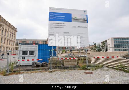 Berlin Einheitsdenkmal Baustopp Baustelle des Freiheits- und Einheitsdenkmal auf der Schlossfreiheit vor dem Nachbau des ehemaligen Stadtschloss in Berlin-Mitte. Der Bau wurde von den Abgeordneten des Deutschen Bundestag am 9. November 2007 beschlossen und soll fuer die friedliche Revolution und deutsche Wiedervereinigung 1989/1990 stehen. Nach mehreren, seit 2017, verschobenen Eroeffnungsterminen ist das Projekt seit Februar 2024 gestoppt, da das Stahlbau-Unternehmen Heinrich Rohlfing GmbH das Einheitsdenkmal wegen Insolvenz nicht liefern kann. Es muss eine komplette Neuausschreibung des Auft Stock Photo