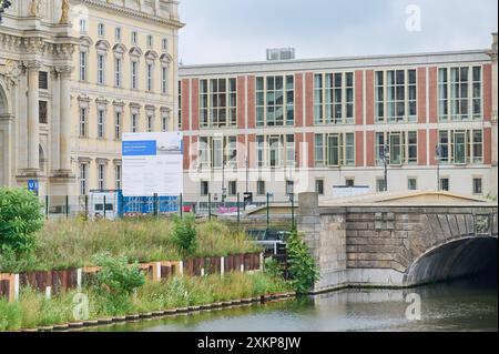 Berlin Einheitsdenkmal Baustopp Baustelle des Freiheits- und Einheitsdenkmal auf der Schlossfreiheit vor dem Nachbau des ehemaligen Stadtschloss in Berlin-Mitte. Der Bau wurde von den Abgeordneten des Deutschen Bundestag am 9. November 2007 beschlossen und soll fuer die friedliche Revolution und deutsche Wiedervereinigung 1989/1990 stehen. Nach mehreren, seit 2017, verschobenen Eroeffnungsterminen ist das Projekt seit Februar 2024 gestoppt, da das Stahlbau-Unternehmen Heinrich Rohlfing GmbH das Einheitsdenkmal wegen Insolvenz nicht liefern kann. Es muss eine komplette Neuausschreibung des Auft Stock Photo