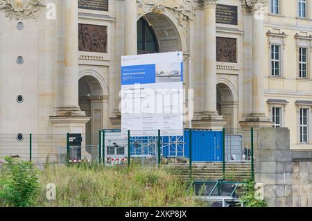 Berlin Einheitsdenkmal Baustopp Baustelle des Freiheits- und Einheitsdenkmal auf der Schlossfreiheit vor dem Nachbau des ehemaligen Stadtschloss in Berlin-Mitte. Der Bau wurde von den Abgeordneten des Deutschen Bundestag am 9. November 2007 beschlossen und soll fuer die friedliche Revolution und deutsche Wiedervereinigung 1989/1990 stehen. Nach mehreren, seit 2017, verschobenen Eroeffnungsterminen ist das Projekt seit Februar 2024 gestoppt, da das Stahlbau-Unternehmen Heinrich Rohlfing GmbH das Einheitsdenkmal wegen Insolvenz nicht liefern kann. Es muss eine komplette Neuausschreibung des Auft Stock Photo