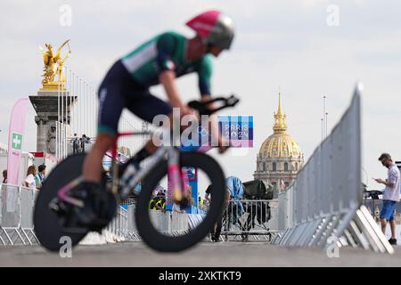 Paris, France. 24th July, 2024. Before the Summer Olympics, Olympia Paris 2024, a cyclist trains. Credit: Michael Kappeler/dpa/Alamy Live News Stock Photo